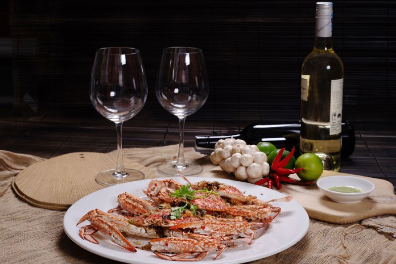Món thanh nhẹ như cá hấp, salad sẽ hợp với vang có cấu trúc nhẹ nhàng