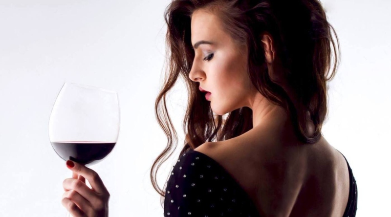 Rượu vang còn có tác động gián tiếp tới quá trình tăng cân thông qua hormone giới tính