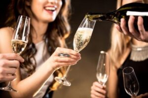Uống rượu vang có béo không? Cách sử dụng rượu vang tốt dáng và đẹp da