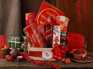 Cách chọn quà tết biếu bố mẹ tinh tế, gợi ý 25+ món quà ý nghĩa