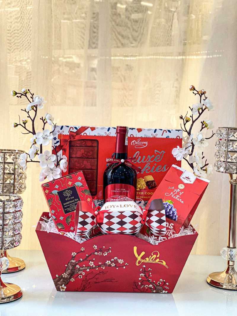 Giỏ quà Tết là lựa chọn an toàn, sang trọng khi biếu quà tết cho bố mẹ người yêu.