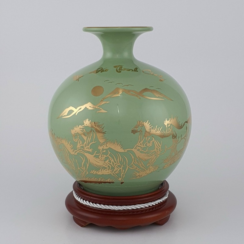 Bình hoa tượng trưng cho vẻ đẹp thanh cao và lời chúc "bình an", mong một năm mới rực rỡ như hoa.