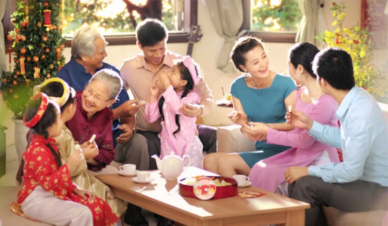 Một giỏ quà tết bánh Danisa chứa đựng nhiều tầng ý nghĩa sâu sắc