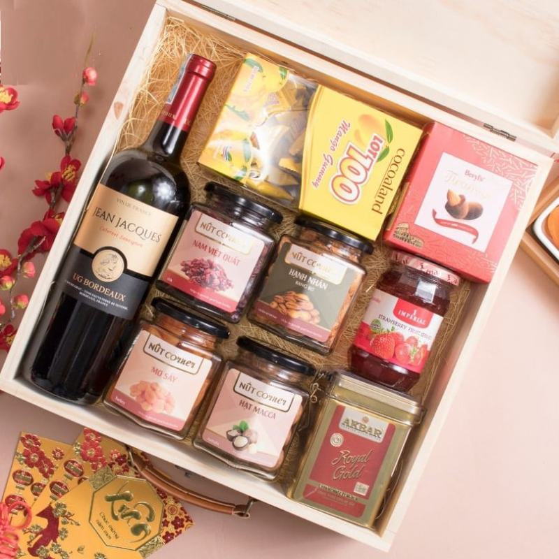 Một hộp quà sang trọng gồm các loại hạt dinh dưỡng được nhập khẩu như macca Úc, óc chó Mỹ