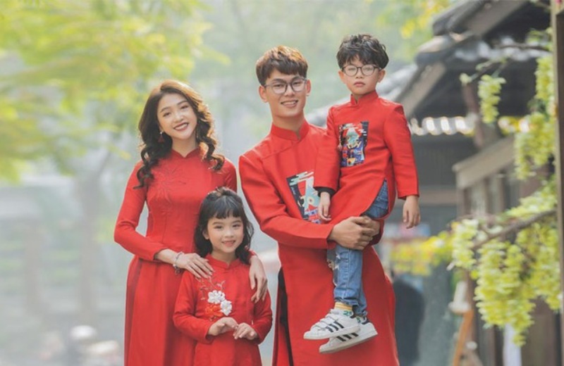 Tặng quần áo mới mang ý nghĩa mong muốn bố mẹ có một năm mới tươm tất