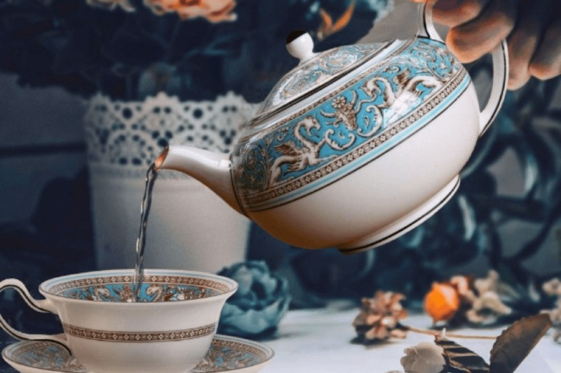 Một bộ ấm trà bằng sứ xương tinh xảo từ các thương hiệu Anh quốc danh tiếng