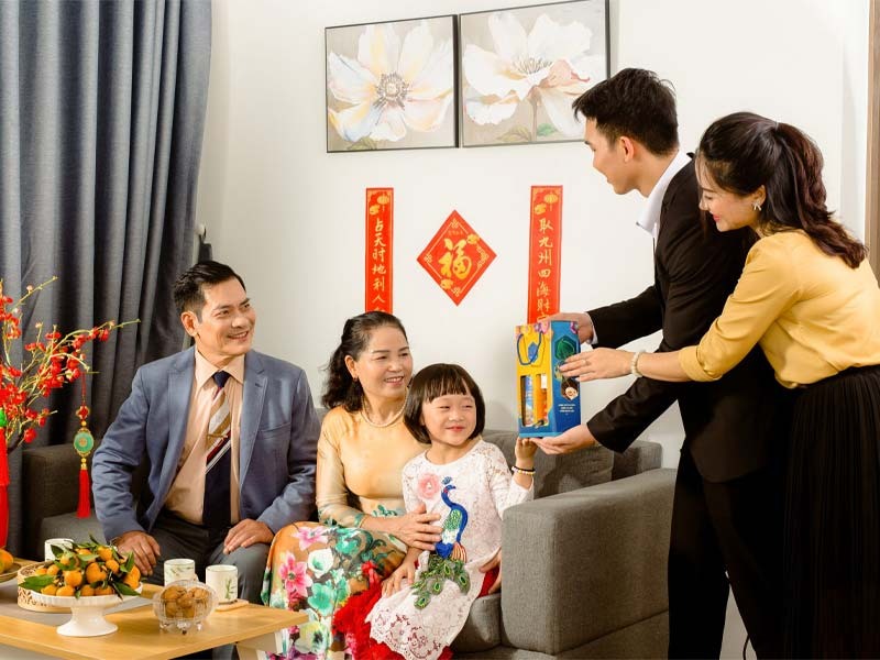 Giá trị của việc tặng quà tết không chỉ nằm ở bên trong, mà còn ở cách bạn trao đi