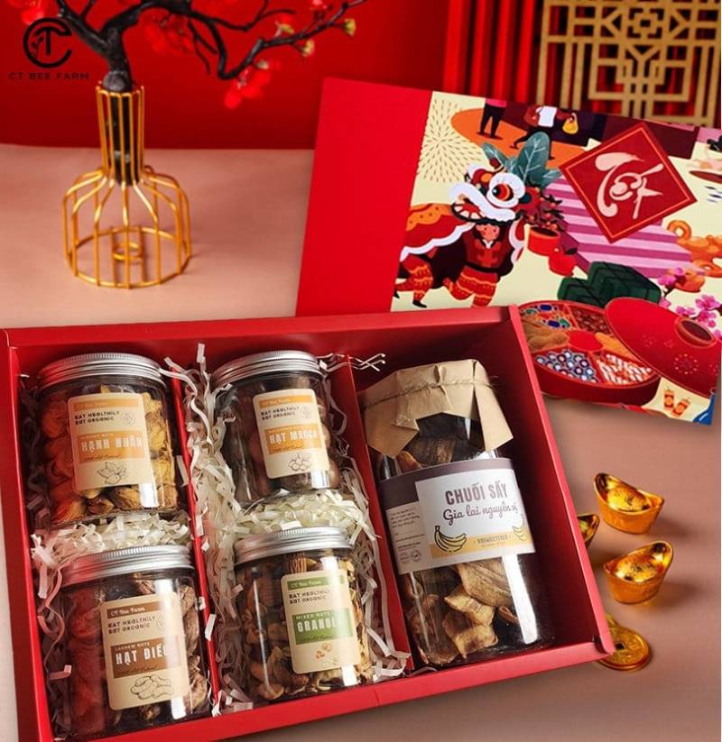 Một hộp quà được thiết kế sang trọng, bên trong là sự kết hợp của các loại hạt cao cấp