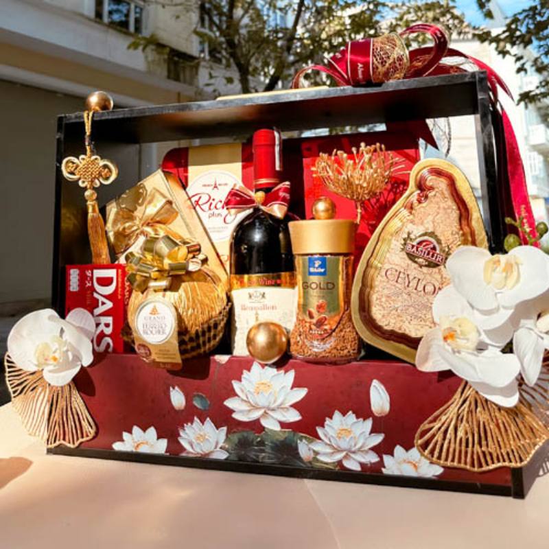 Một giỏ quà đầy đặn, được trang trí bắt mắt là giải pháp quà tết khách hàng truyền thống nhưng hiệu quả
