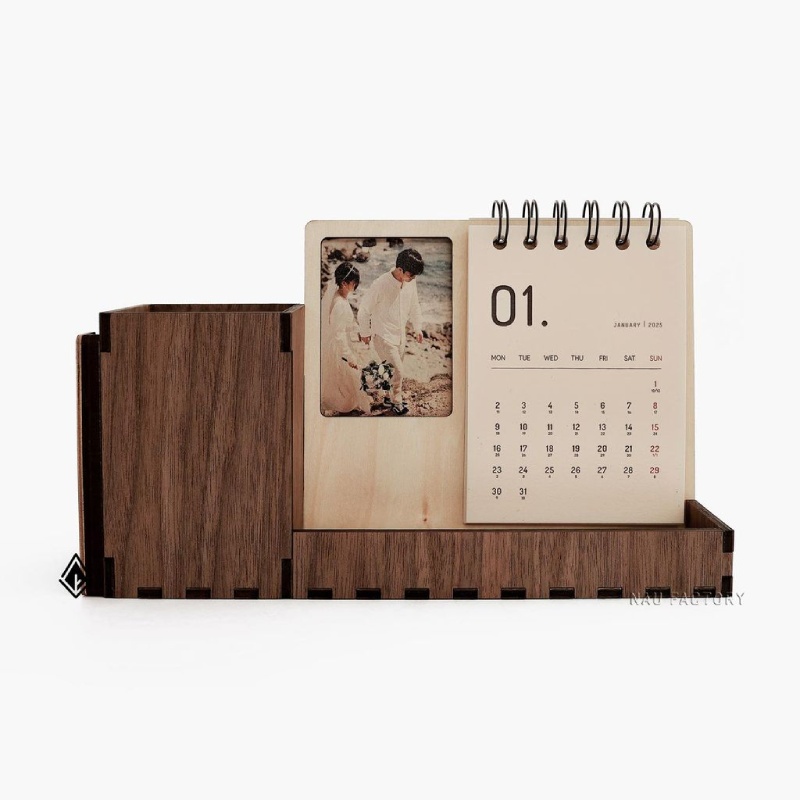 Lịch gỗ để bàn là món quà truyền thông nhưng vừa sang trọng vừa hữu ích khi đtặ ở bàn làm việc