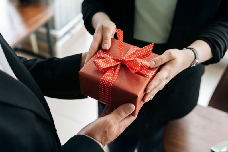 Thời điểm và cách thức tặng quà Tết cho sếp phù hợp nhất