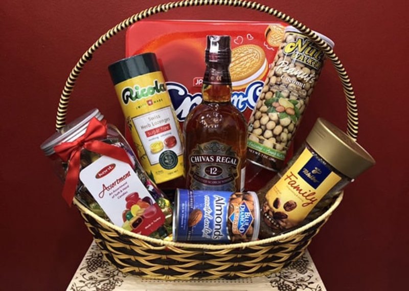 Giỏ quà Tết có hạt dinh dưỡng kèm rượu vang hoặc rượu mạnh cao cấp