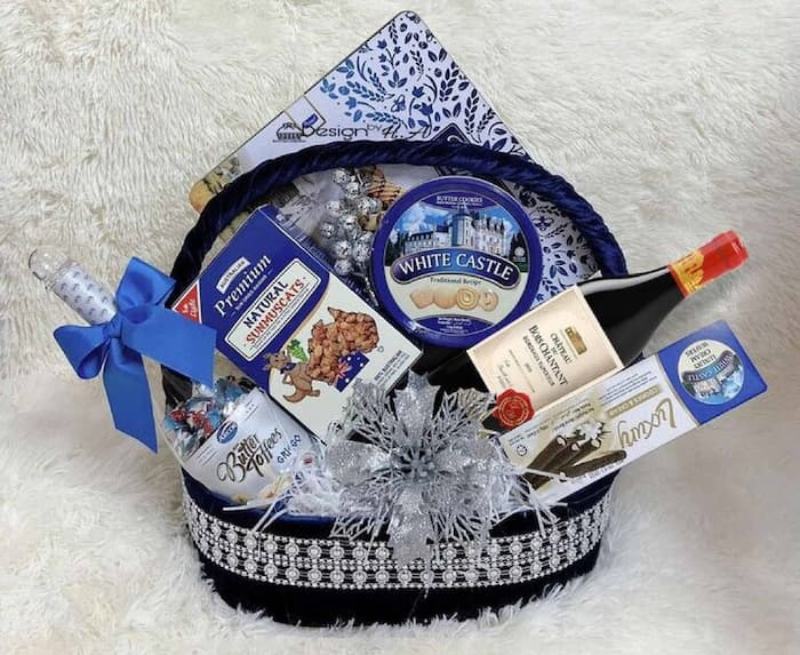 Giỏ quà Tết cao cấp với rượu vang và các loại bánh kẹo nhập khẩu