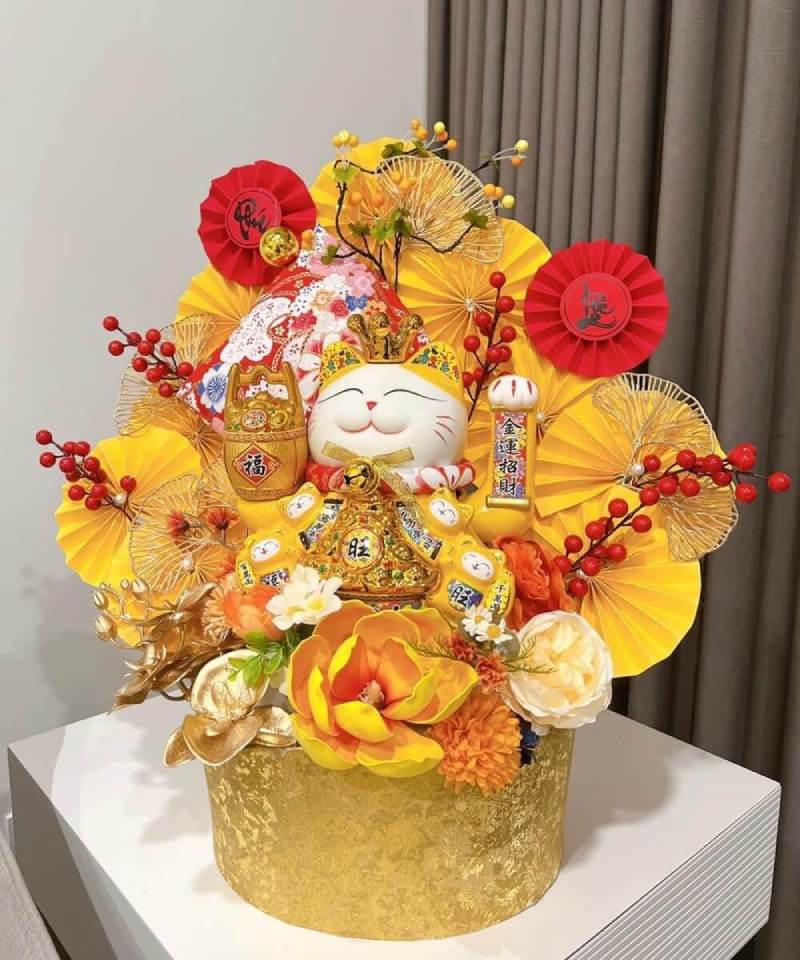 Giỏ quà Tết với tượng Mèo Thần Tài làm điểm nhấn