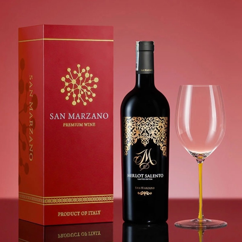 Chai vang với sắc đỏ ruby quyến rũ không chỉ đẹp mắt mà còn gửi gắm lời chúc may mắn