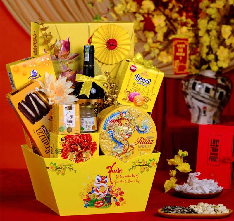 Sắc vàng kim của món quà sẽ thu hút thị giác mang lời chúc năm mới rạng rỡ như nắng xuân