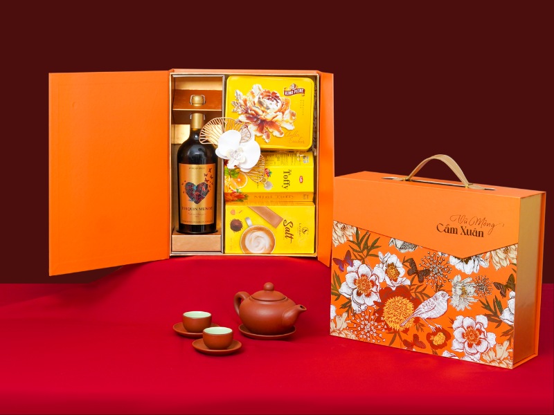 Set quà được thiết kế với tông màu đỏ may mắn và vàng kim sang trọng