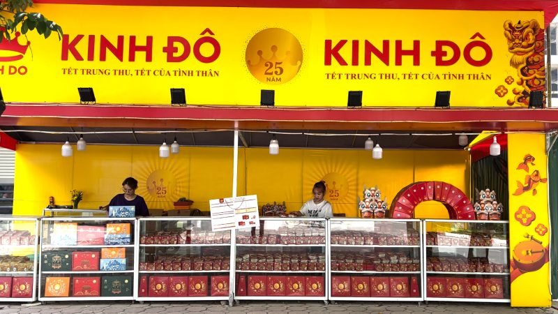 Các hộp bánh quy bơ, bánh kẹo hỗn hợp với bao bì Tết màu đỏ có mặt ở khắp Bình Dương