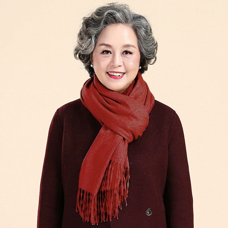 Một chiếc khăn choàng lụa mềm mại sẽ giúp giữ ấm cơ thể, bảo vệ sức khỏe của người lớn tuổi