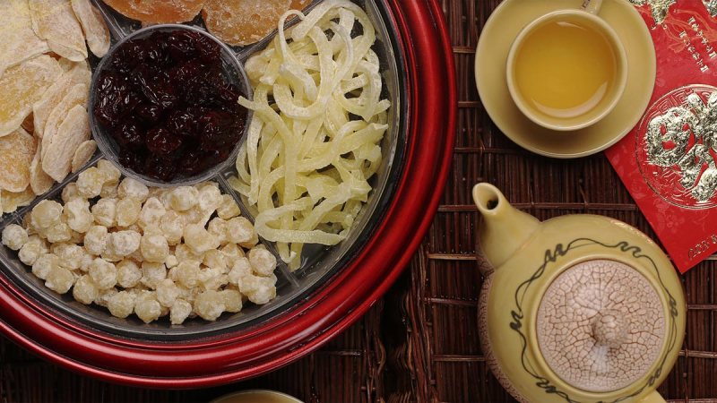 Hộp mứt Tết hoặc đặc sản quê tự làm thể hiện sự khéo léo và tấm lòng chân thành