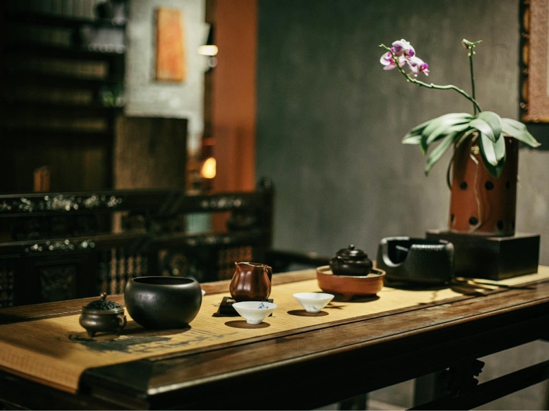 Các tiệm trà nổi tiếng như ở khu vực Tây Hồ là nơi để tìm kiếm những món quà tết Hà Nội thanh tao