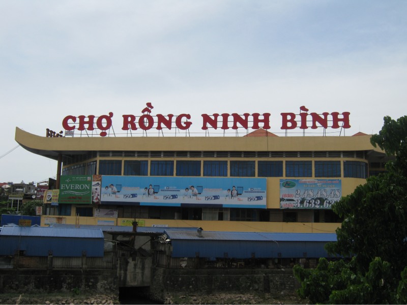 Chợ Rồng là nơi bạn có thể tìm thấy mọi thứ
