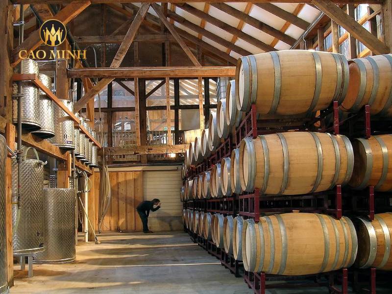 Rượu được phối trộn từ 60% Cabernet Sauvignon và 40% Merlot