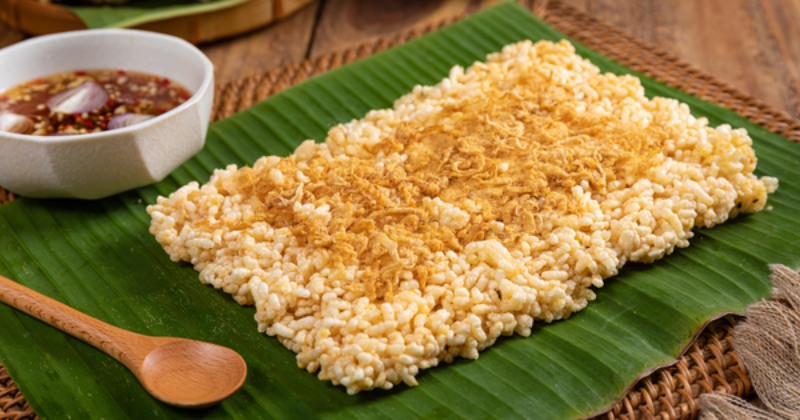 Cơm cháy thường được làm thủ công, gạo nếp hương hạt tròn