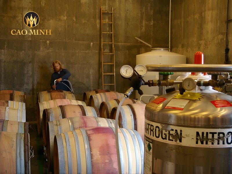Rượu được lên men ở nhiệt độ được kiểm soát nhằm giữ nguyên sự phức hợp hương trái cây và gia vị