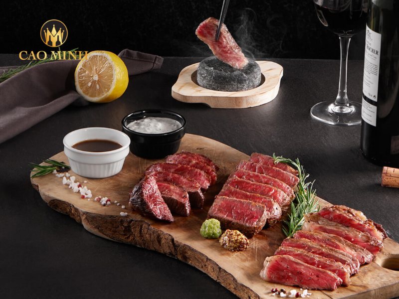 Kết hợp tuyệt vời với bò bít tết Wagyu sốt rượu vang, sườn cừu nướng tảng thảo mộc