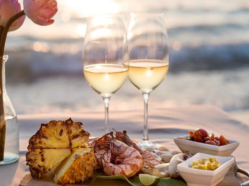 Rượu vang Pháp Vincent Bouzereau Puligny- Montrachet kết hợp cùng phô mai và hải sản