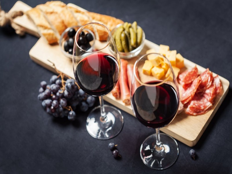 Tierra Secreta Cabernet Sauvignon ngay lập tức thu hút ánh nhìn bởi màu đỏ ruby tươi sáng đầy lôi cuốn