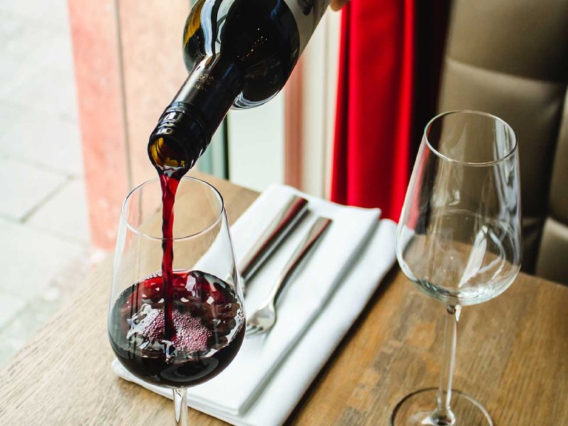 Tierra Secreta Malbec thu hút và mê hoặc ánh nhìn bởi sắc đỏ tử đinh hương thẫm sâu