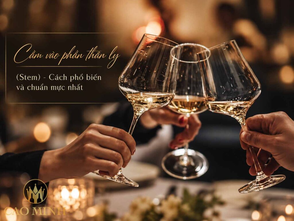 Cầm vào phần thân ly