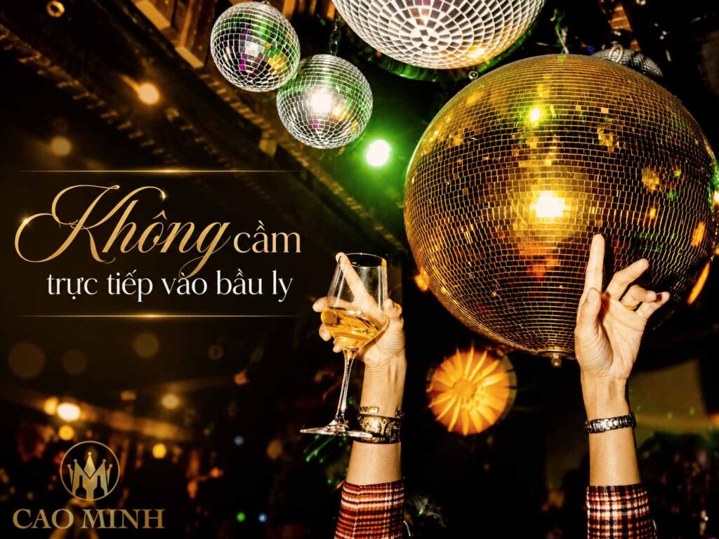 Không cầm trực tiếp vào bầu ly